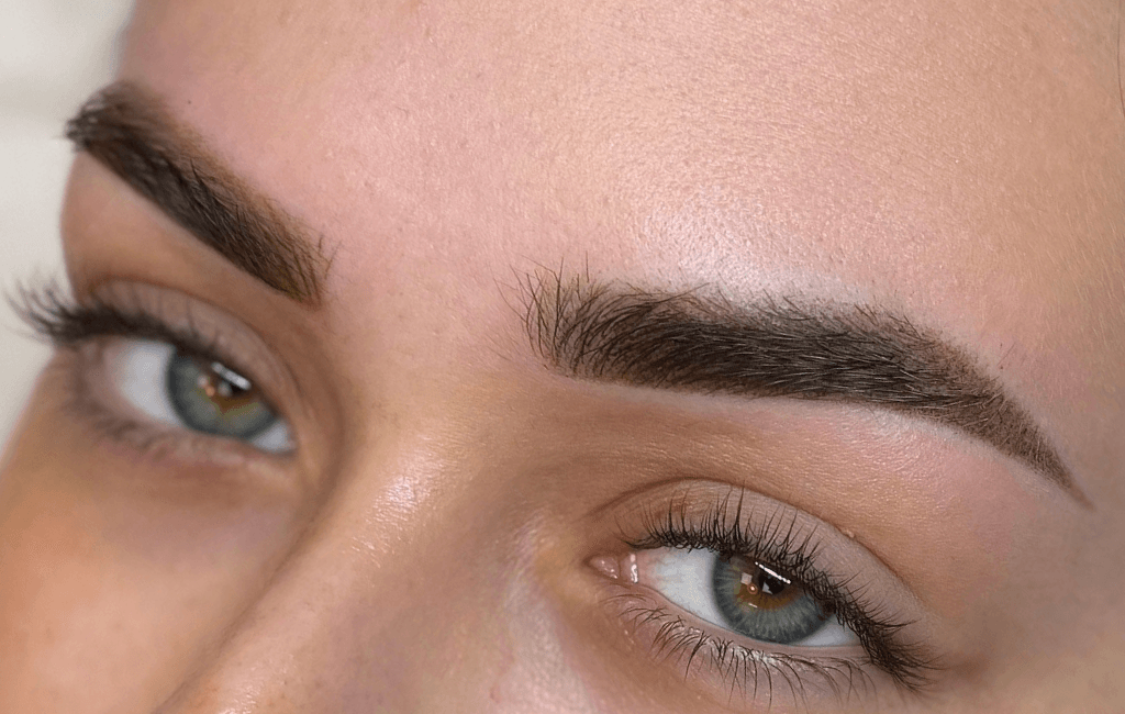Detailliertes Vorher-Nachher-Ergebnis: Definierte, volle Augenbrauen nach Power Brows Technik im Skin & Brows Atelier Zürich.