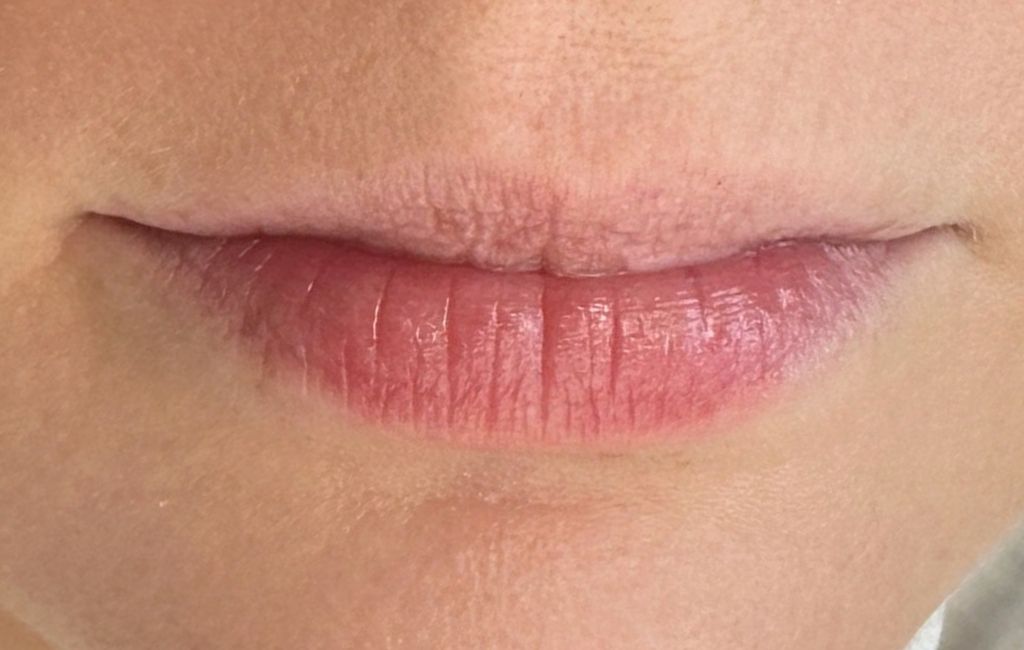 Vorher-Nachher-Vergleich einer Microblading-lippen: Rekonstruktion lückiger Brauen zu einer natürlichen, präzisen Härchenzeichnung durch Adrián Saez.