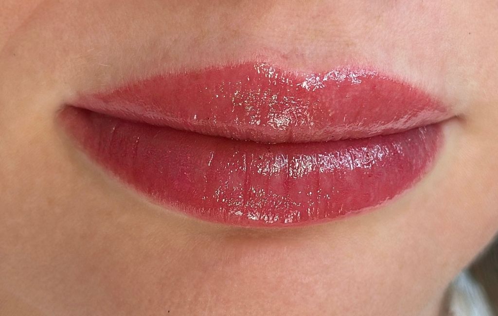 Vorher-Nachher-Vergleich einer Microblading-lippen: Rekonstruktion lückiger Brauen zu einer natürlichen, präzisen Härchenzeichnung durch Adrián Saez.
