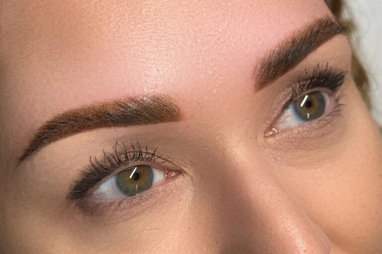 Alt Text: "Augenbrauen Korrektur und Cover-up eines alten Permanent Make-ups – Vorher-Nachher Ergebnis bei Skin & Brows Zürich.