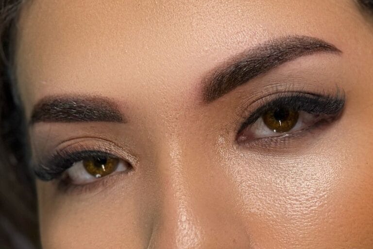 Alt Text: "Augenbrauen Korrektur und Cover-up eines alten Permanent Make-ups – Vorher-Nachher Ergebnis bei Skin & Brows Zürich.