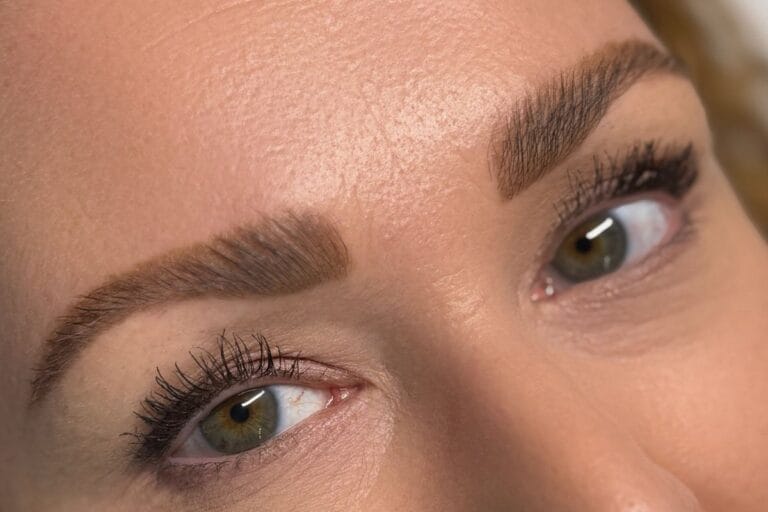 Alt Text: "Augenbrauen Korrektur und Cover-up eines alten Permanent Make-ups – Vorher-Nachher Ergebnis bei Skin & Brows Zürich.