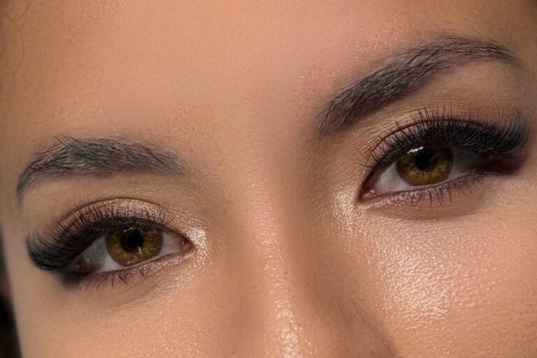 Alt Text: "Augenbrauen Korrektur und Cover-up eines alten Permanent Make-ups – Vorher-Nachher Ergebnis bei Skin & Brows Zürich.