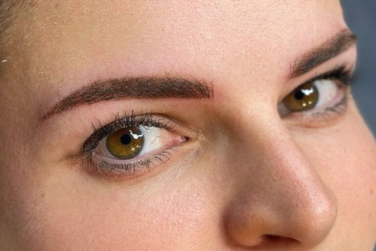 Combi Brows Vorher-Nachher Ergebnis in Zürich – Perfekte Kombination aus Microblading-Härchenzeichnung und sanfter Schattierung