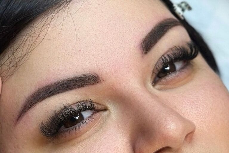 Combi Brows Vorher-Nachher Ergebnis in Zürich – Perfekte Kombination aus Microblading-Härchenzeichnung und sanfter Schattierung