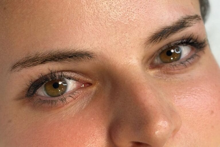Combi Brows Vorher-Nachher Ergebnis in Zürich – Perfekte Kombination aus Microblading-Härchenzeichnung und sanfter Schattierung