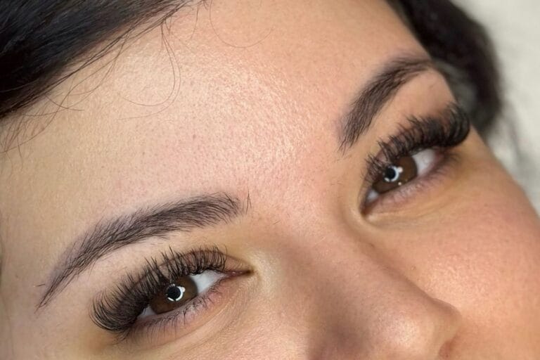 Combi Brows Vorher-Nachher Ergebnis in Zürich – Perfekte Kombination aus Microblading-Härchenzeichnung und sanfter Schattierung