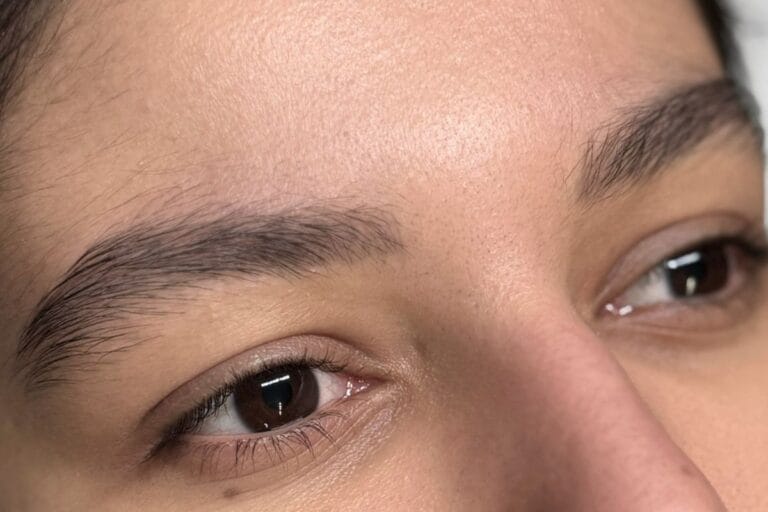 Augenbrauenstyling mit Fadentechnik und Färben in Zürich – Definierte Form und intensive Farbe für einen perfekten Look.