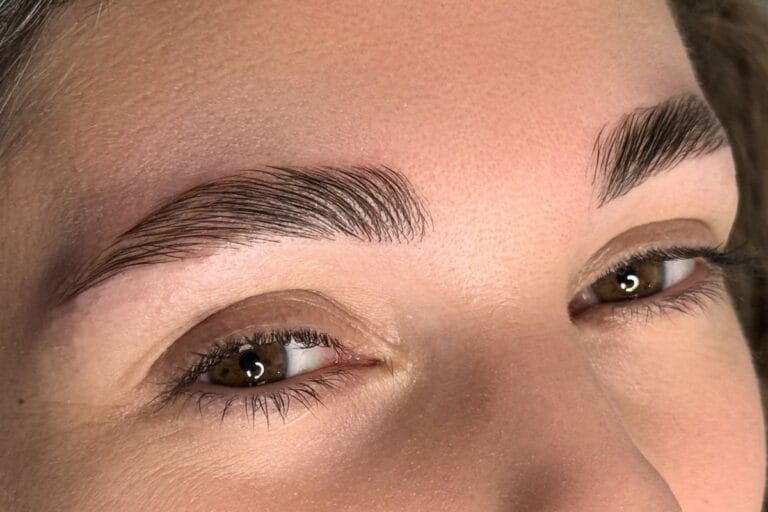 Brow Lamination Vorher-Nachher Ergebnis in Zürich – Perfekt fixierte und geliftete Augenbrauen für einen natürlichen Look.