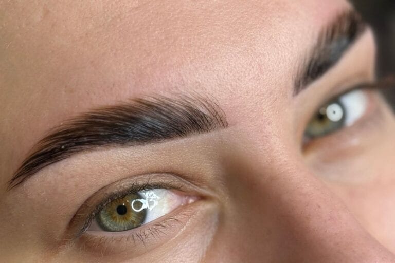Brow Lamination inkl. Färben bei Skin & Brows Zürich – Maximales Volumen und Definition durch Laminierung und Farbe.
