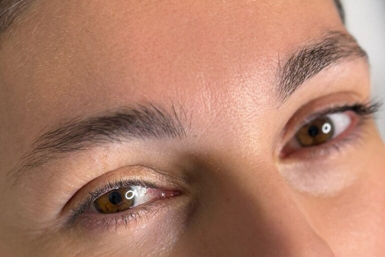 Brow Lamination Vorher-Nachher Ergebnis in Zürich – Perfekt fixierte und geliftete Augenbrauen für einen natürlichen Look.