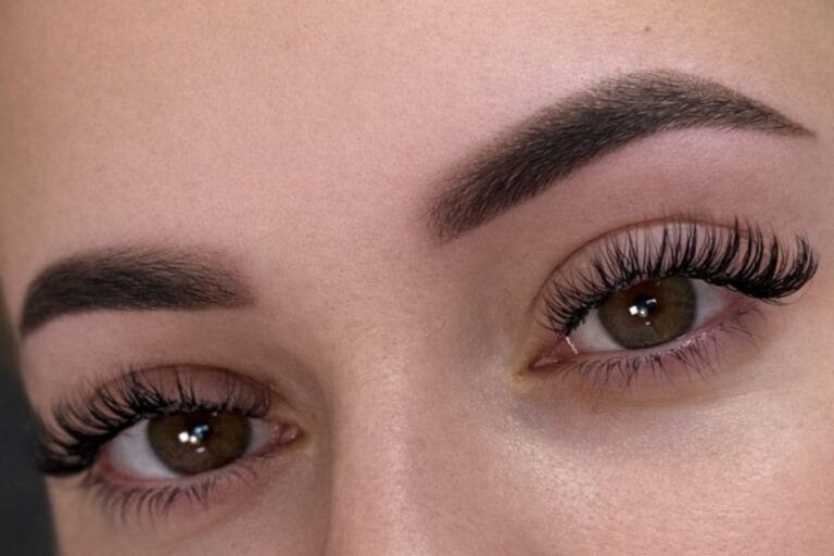 Powder Brows für einen sanften Ombré-Look. Perfekt definierte Augenbrauen mit Puder-Effekt im Skin & Brows Atelier. Entdecken Sie langanhaltende Schönheit.