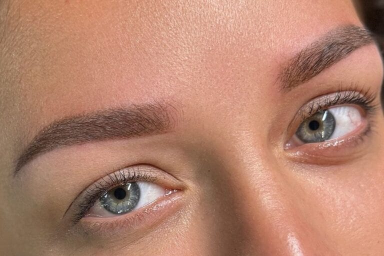 Powder Brows für einen sanften Ombré-Look. Perfekt definierte Augenbrauen mit Puder-Effekt im Skin & Brows Atelier. Entdecken Sie langanhaltende Schönheit.
