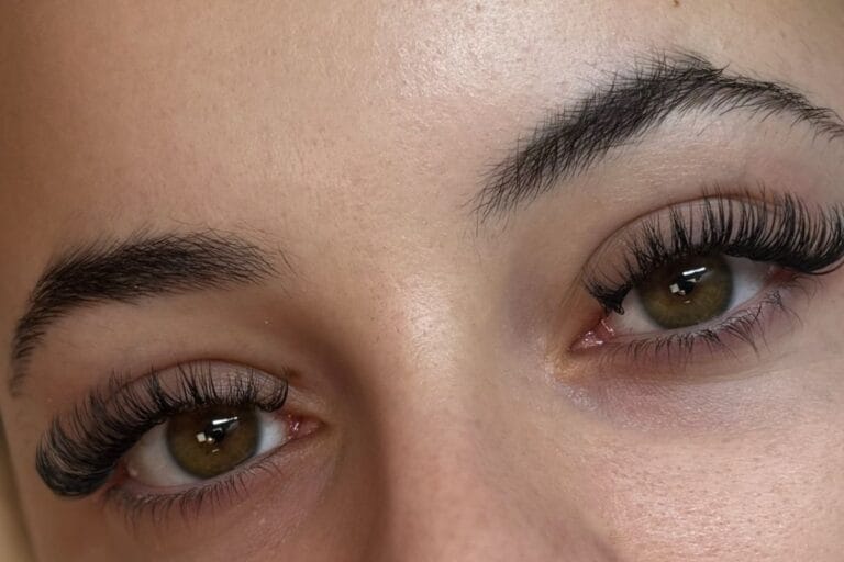 Powder Brows für einen sanften Ombré-Look. Perfekt definierte Augenbrauen mit Puder-Effekt im Skin & Brows Atelier. Entdecken Sie langanhaltende Schönheit.