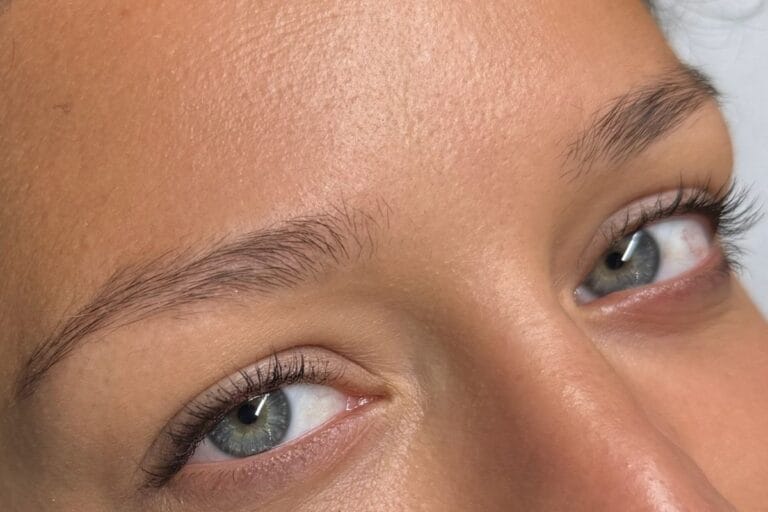 Powder Brows für einen sanften Ombré-Look. Perfekt definierte Augenbrauen mit Puder-Effekt im Skin & Brows Atelier. Entdecken Sie langanhaltende Schönheit.