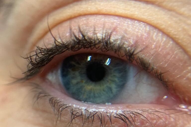 Wimpernlifting Vorher-Nachher Ergebnis in Zürich – Perfekter Schwung und optische Verlängerung der eigenen Wimpern.