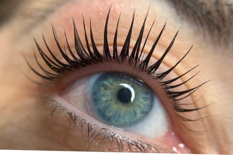 Wimpernlifting Vorher-Nachher Ergebnis in Zürich – Perfekter Schwung und optische Verlängerung der eigenen Wimpern.