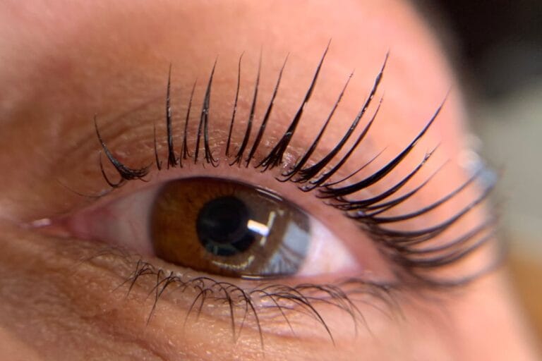 Wimpernlifting Vorher-Nachher Ergebnis in Zürich – Perfekter Schwung und optische Verlängerung der eigenen Wimpern.