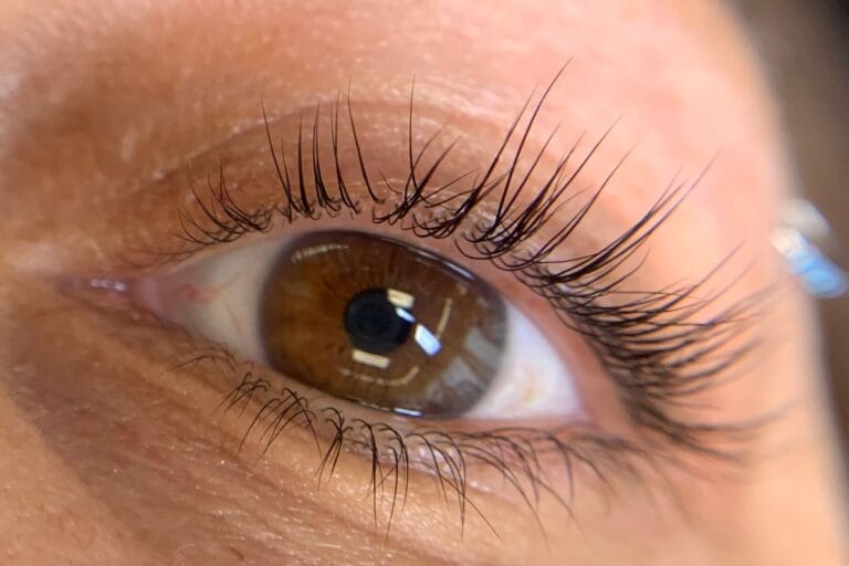 Wimpernlifting Vorher-Nachher Ergebnis in Zürich – Perfekter Schwung und optische Verlängerung der eigenen Wimpern.