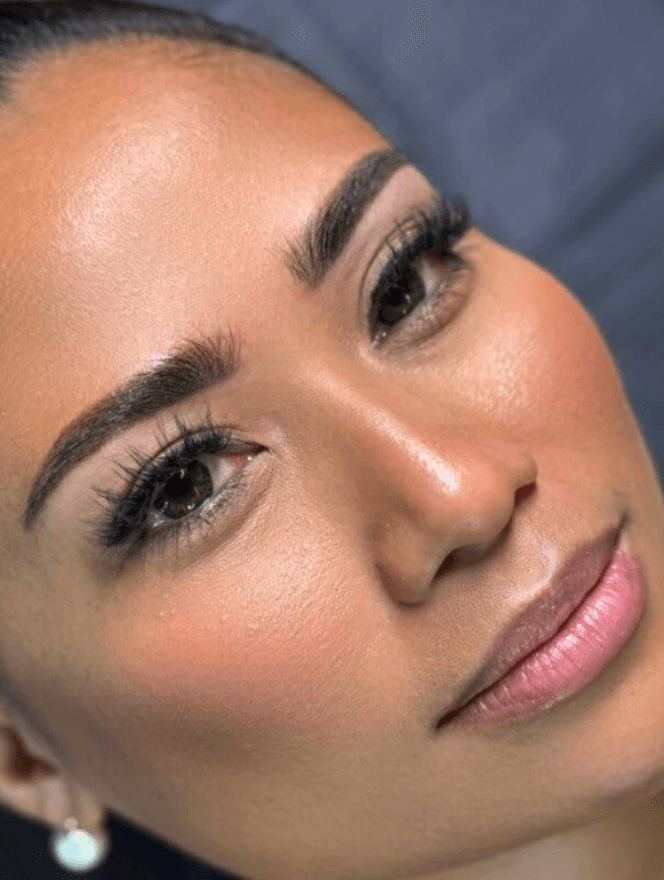 Professionelle Mikropigmentierung der Augenbrauen in Zürich - Natürliche Ergebnisse im Skin & Brows Atelier.