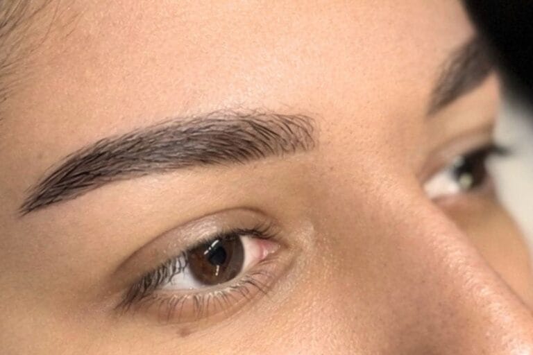 Augenbrauenstyling mit Fadentechnik und Färben in Zürich – Definierte Form und intensive Farbe für einen perfekten Look.