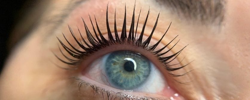 Die exklusive Formel für maximalen Schwung und Länge. Inklusive Färben für einen tiefschwarzen Mascara-Effekt ohne Make-up.